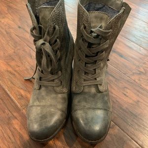Roxy Boot. Size 7. Worn one time.